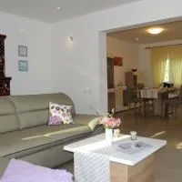 Ane Apartment โรงแรมในLoborika