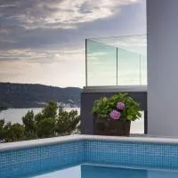 Villa Regina with heated pool and sea view, hotel v destinaci Marina
