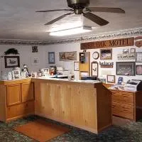 Burr Oak Motel โรงแรมในAlgona