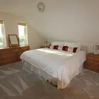 Glenside Cottage with Hot Tub, hotel in Solva