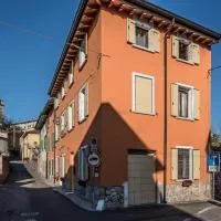 B&B AL VICOLO DI MEZZO、モンツァンバーノのホテル