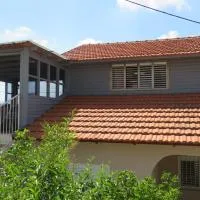 בין יער לים, hotel di Shlomi
