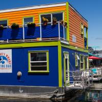 A Float Home B&B in Fisherman’s Wharf，維多利亞Victoria Inner Harbour Airport - YWH附近的飯店