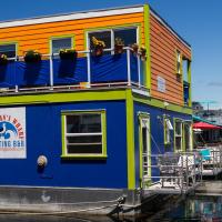A Float Home B&B in Fisherman’s Wharf, отель рядом с аэропортом Victoria Inner Harbour Airport - YWH в Виктории