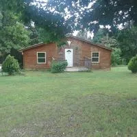 Cedar cabin located on a buffalo farm، فندق في Marshall