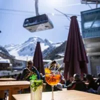 Hôtel Alpina - Swiss Ski & Bike Lodge Grimentz, hotel v mestu Grimentz