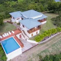 Two Bays Beach Villa, Apartment, and Studios, hotell i Crochu