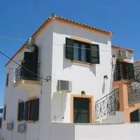 Flisvos Apartments, hotel di Megalochori