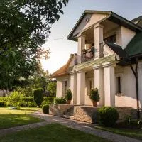 Jadą Goście, hotel i Piasek