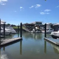 Luxury marina view Apartment cairns, hotel din Trinity Beach