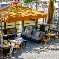 Boutique Hotel Catshuis، فندق في ليوواردن