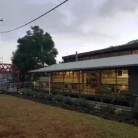 Christmas Creek Café & Cabins, hôtel à Lamington