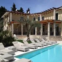 Hotel Baia dei Pini – hotel w mieście Torri del Benaco