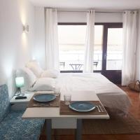 Apartamentos Albertos، فندق في سانتا إيولاليا ديل ريو