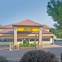 Super 8 by Wyndham Suwanee، فندق في سواني