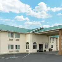 速8格林里弗酒店,青河的飯店