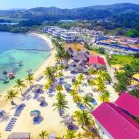 Las Palmas Beach Hotel, hotel blizu letališča Mednarodno letališče Juan Manuel Gálvez - RTB, Dixon Cove