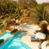 an overhead view of a swimming pool with palm trees at Les Flamboyants, Saly Portudal