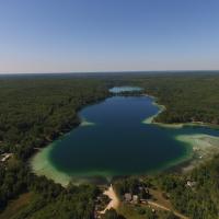 Log Cottage on Blue Lake, hotel en Kalkaska