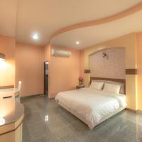 Martina Hotel Surin, hotel in Surin