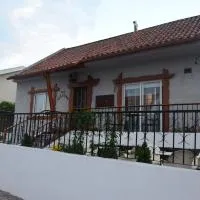 Os Piratas, Hotel in Charneca