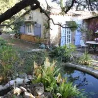 la maison bleue, hotell i Carros