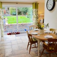 Canalside Cottage, hotel in Chirk