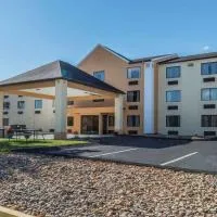 Quality Inn & Suites Pittsburgh Harmarville, hotelli kohteessa Harmarville
