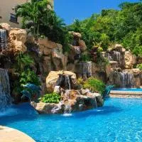 Clarion Suites Roatan at Pineapple Villas, hotel di First Bight