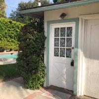Lovely One Bedroom with a Pool, hotel in Van Nuys