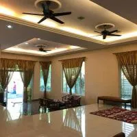 Leissa Homestay، فندق في Ayer Hitam