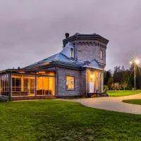 AirHome - Water Tower, hotel in Sõrve
