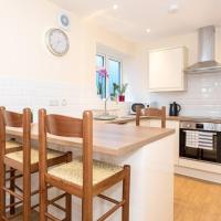 PRIVATE MODERN APARTMENT, Short Walk To TRAIN STATION & TOWN, Abbey 5