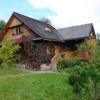 Chata Mioduszyna - drewniany dom z kominkiem - Beskid Makowski - duża działka i klimatyczny dom przy lesie na wyłączność - Jezioro Mucharskie - widok na Babią Górę - siedlisko - cisza i spokój, hôtel à Maków Podhalański