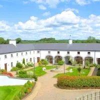 New Forest Estate Lodges، فندق في Tyrrellspass