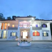 White Summerville Tourist Inn, מלון בבוסואנגה