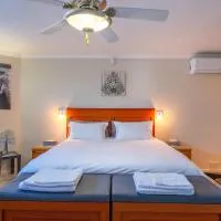 Pro Moni's Guesthouse, hotel di Muizenberg