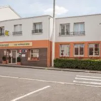 Logis Hôtel Les Voyageurs: Lezoux şehrinde bir otel