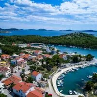 Apartmani Vinko Tribunj-Sovlje – hotel w mieście Tribunj