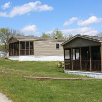 Plymouth Rock Camping Resort Two-Bedroom Park Model 9, hotel in Elkhart Lake
