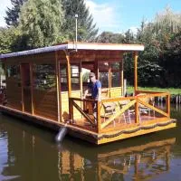 Hausboot / Floss, hótel í Canow
