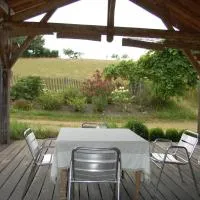 Clos de l'Arthonnet- Chambres d'hôtes avec cuisine d'été, proche Limoges, khách sạn ở Flavignac