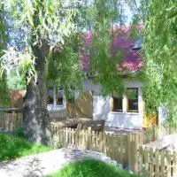 Domki Nad Jeziorem Karłowice – hotel w mieście Karłowice