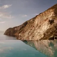 Milos Cove, hotell i Komia