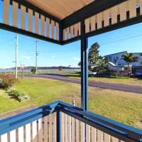 Waterside Retreat at Blacksmiths Beach - Swansea Channel, hotel a Blacksmiths