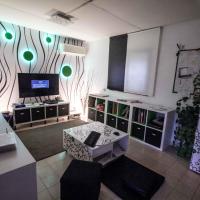 Quiet and beautiful bungalow near to old Jaffa City, hotel near Ben Gurion Airport - TLV, Mishmar HaShiv‘a