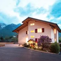B&B Pra da Lares، فندق في Ton