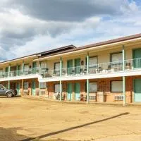 Toledo Town Inn, מלון בMany