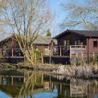 Fairwood Lakes Holiday Park, hotel in Westbury