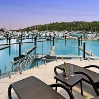 Pavillion 3 Absolute Waterfront 4 Bedroom 2 Lounge Room Plunge Pool + Golf Buggy, hotel dekat Bandara Hamilton Island - HTI, Hamilton Island